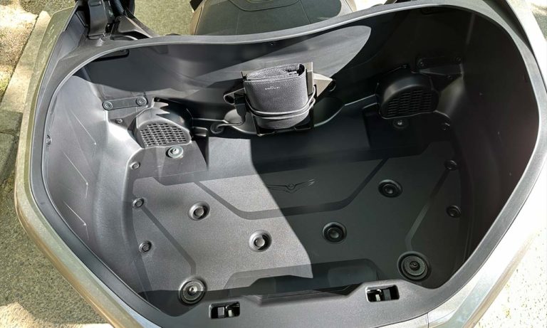 grand top case du Goldwing, + 11 litres face à l'ancienne génération 2018 / 2020