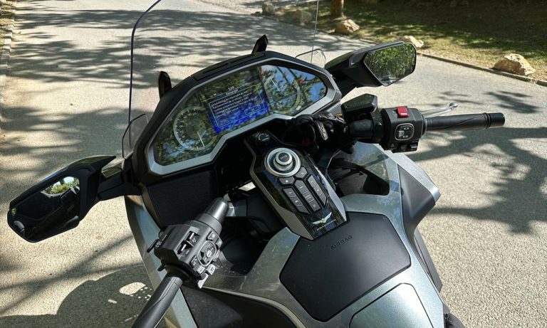 vie à bord de la Goldwing tour grise