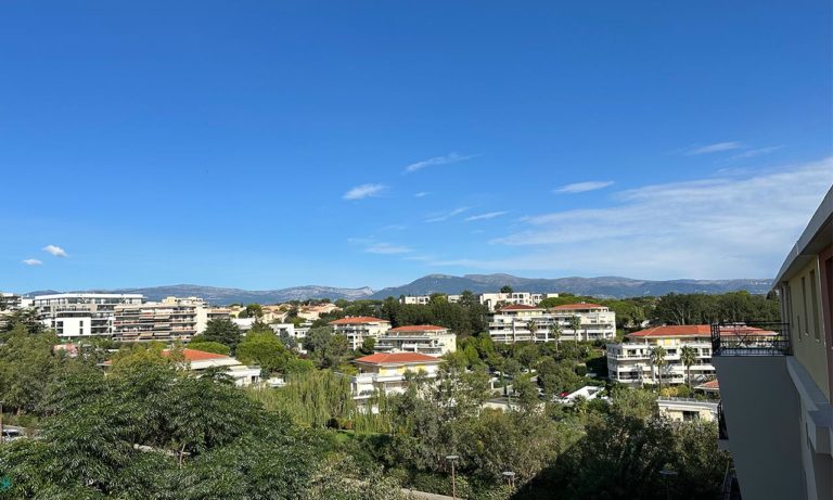 Vue vers les montagnes des Alpes Maritimes de l'arrière pays Niçois depuis Antibes