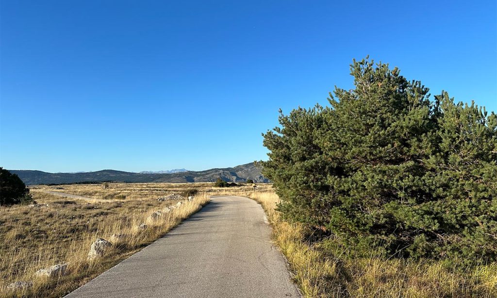 Route derrière le point de contrôle du plateau de Caussols