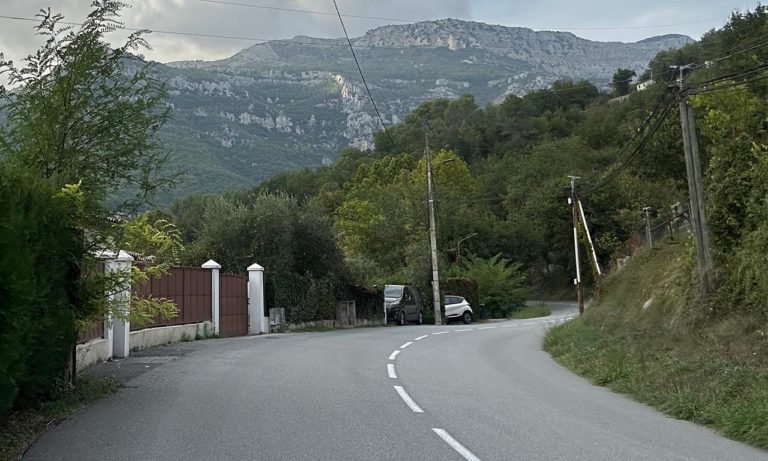 Route de montagne sinueuse près de Vence, idéale pour un stage de perfectionnement moto sur route