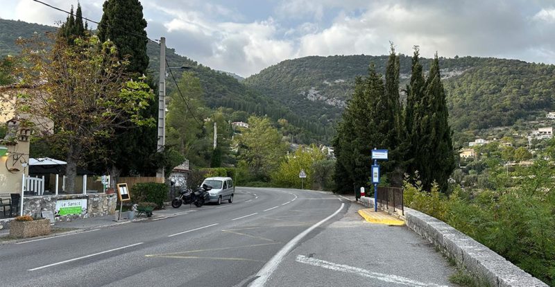 Route sinueuse vers Vence à moto