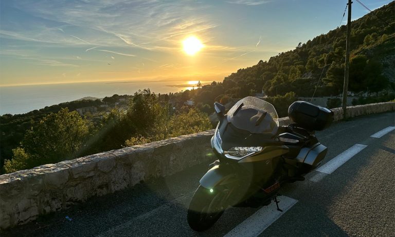Grande Corniche à moto et son couché de soleil
