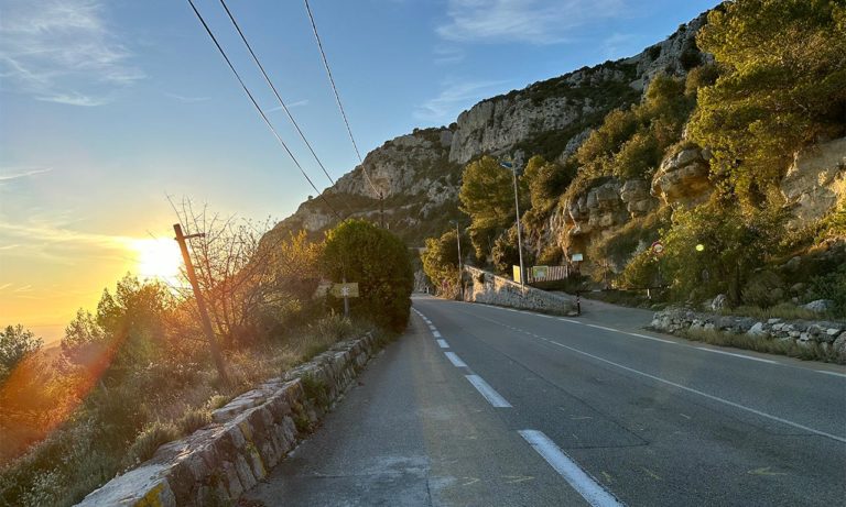 Grande Corniche à moto : route sinueuse, le plaisir au guidon