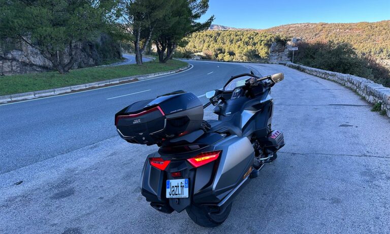 Goldwing de David Jazt sur la route en direction de Gourdon Village depuis Opio