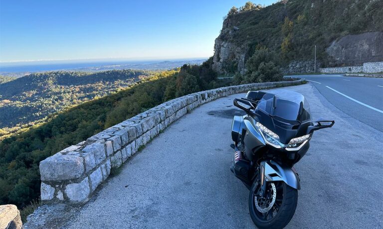 David Jazt et sa Goldwing vue mer sur la route en direction de Gourdon Village depuis Opio