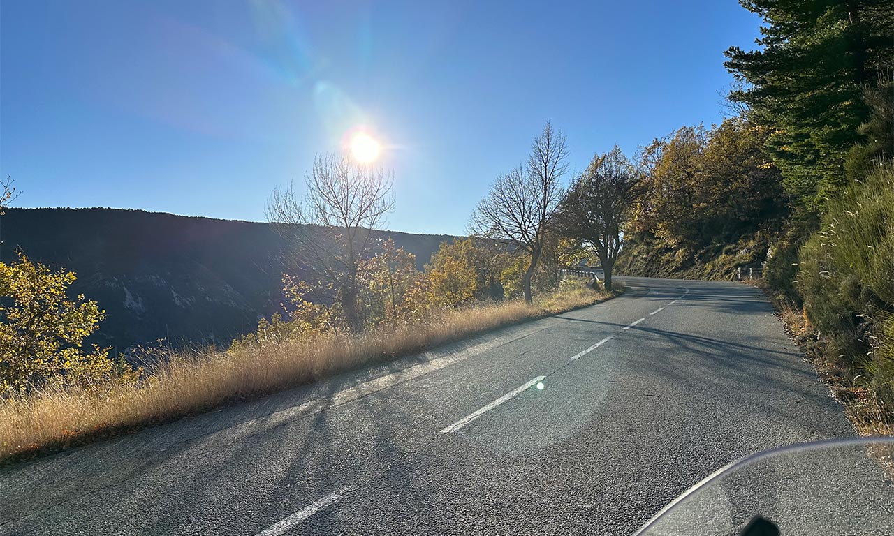 Routes sinueuses, en bord de montagne vers Gréolières les Neiges Routes sinueuses, en bord de montagne vers Gréolières les Neiges