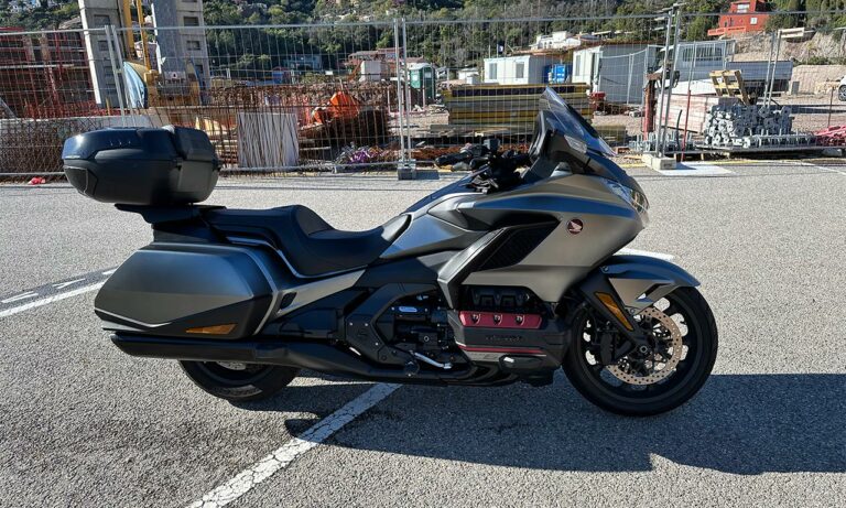 Honda goldwing au Port de la Figueirette