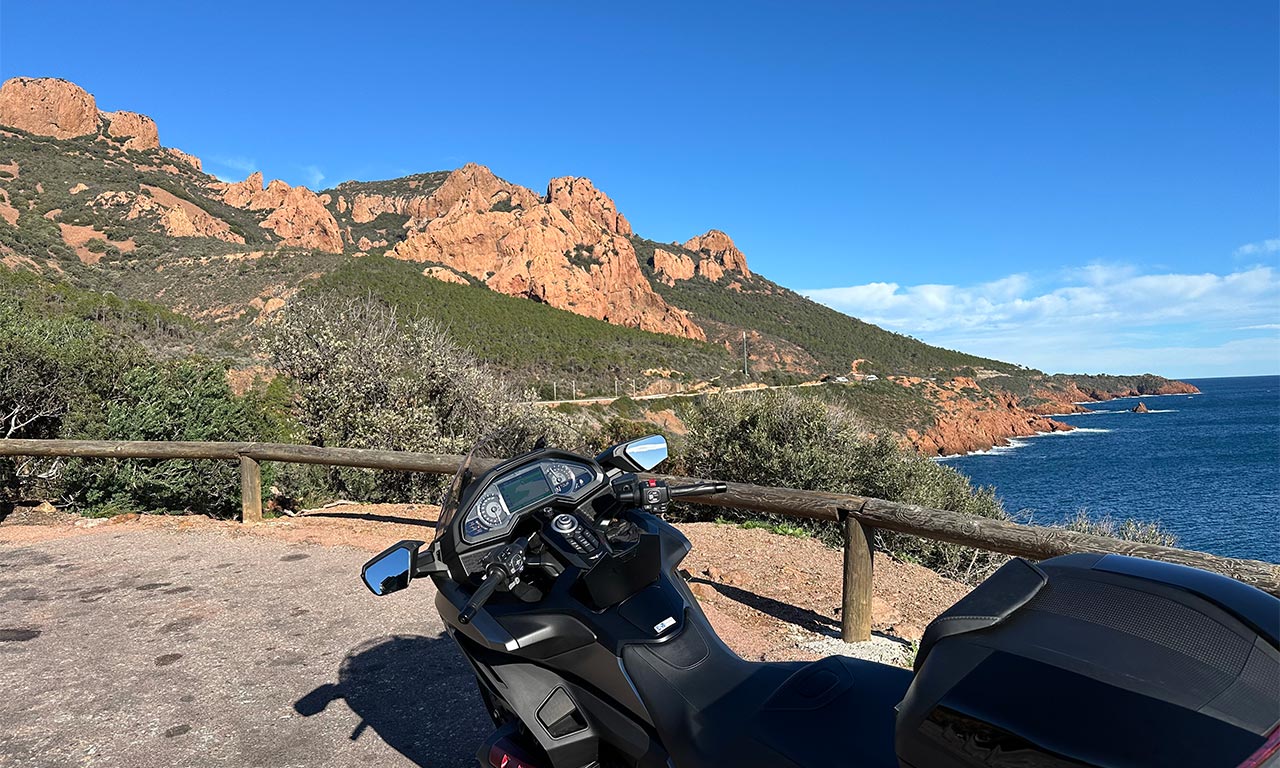 Rouler à moto dans le Massif de l'Estérel est un moment inoubliable