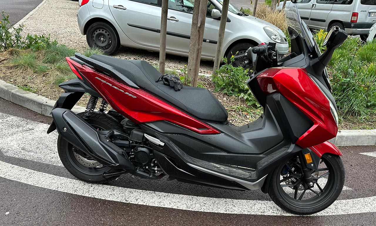 Un seul frein à disque à l'avant et suspensions trop dures