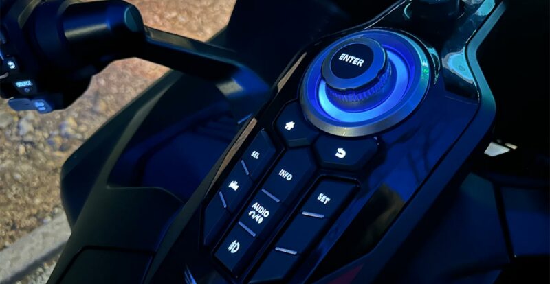 Nouveau bouton rétro-éclairé sur le tableau de bord de la Goldwing DCT