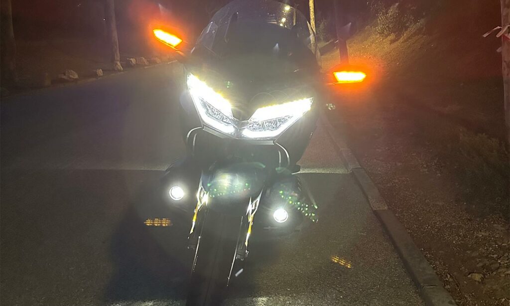 Kit feu additionnel sur la Goldwing, de nuit