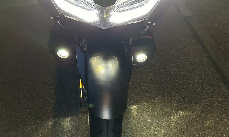 essai Kit feux additionnels sur la Goldwing DCT, de nuit