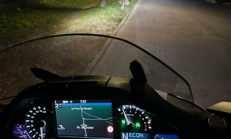 Au guidon de la Goldwing DCT, de nuit, sans les feux additionnel activés