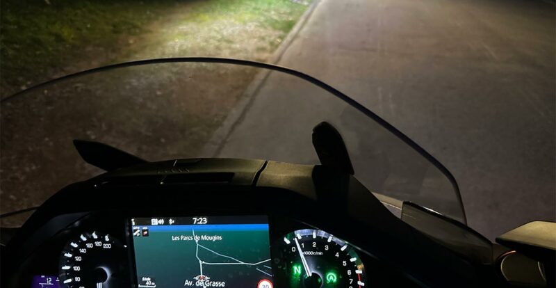 Au guidon de la Goldwing DCT, de nuit, sans les feux additionnel activés