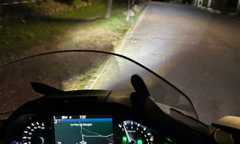 Au guidon de la Goldwing DCT, de nuit, avec les feux additionnel activés