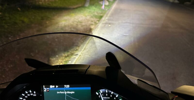 Au guidon de la Goldwing DCT, de nuit, avec les feux additionnel activés