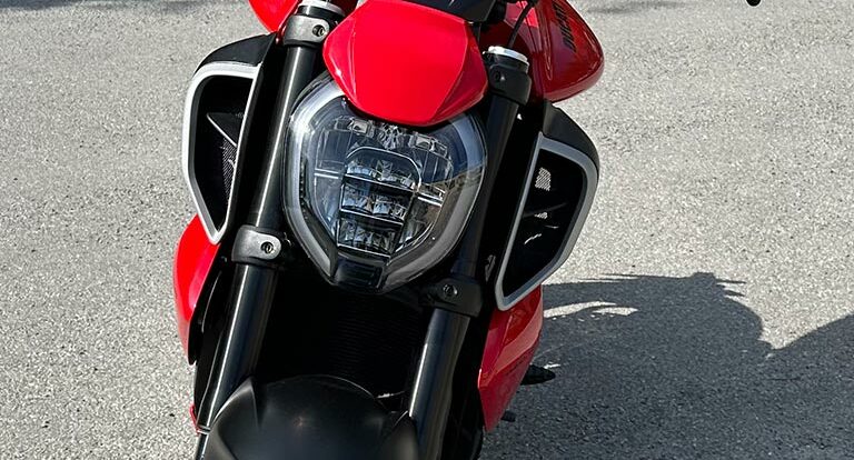 vue avant du Diavel V4