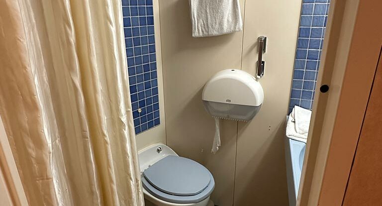 Salle d'eau en chambre hublot Corsica Ferries