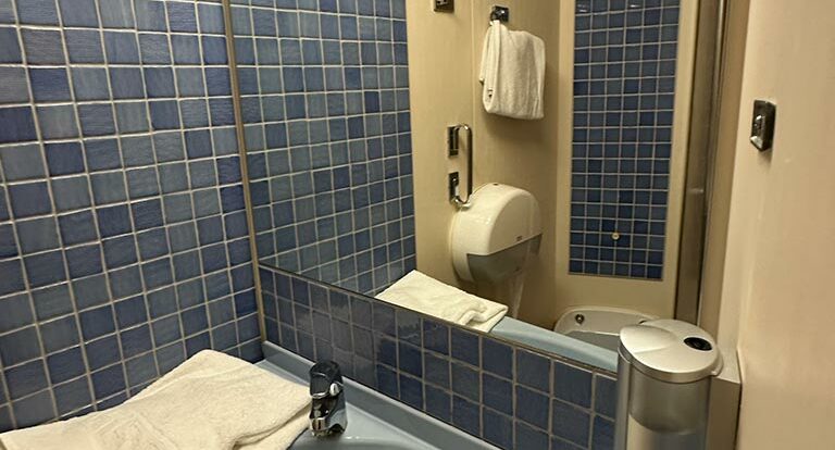 Salle d'eau chambre hublot Corsica Ferries