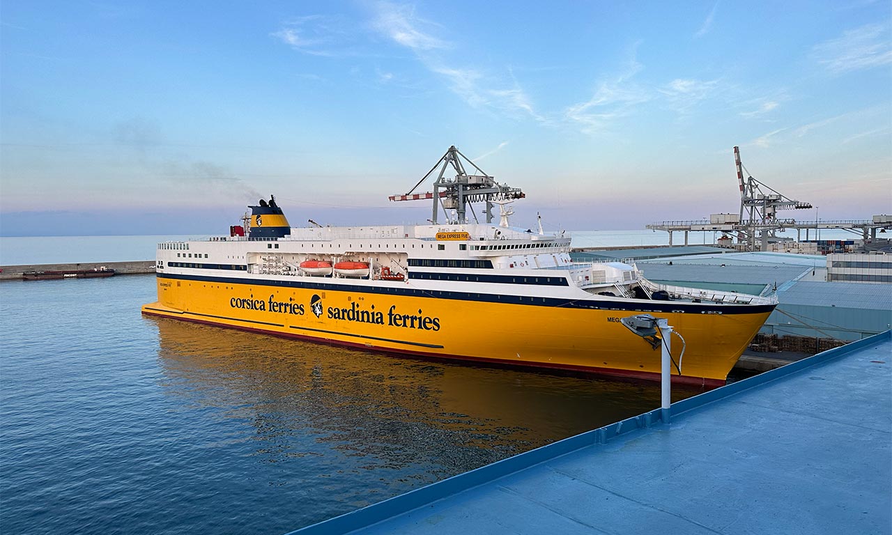Bateau jaune Corsica Ferries