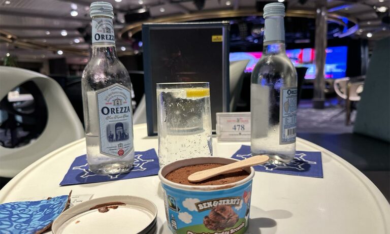 petite glace à bord du Ferry Corsica, dans le salon Lounge