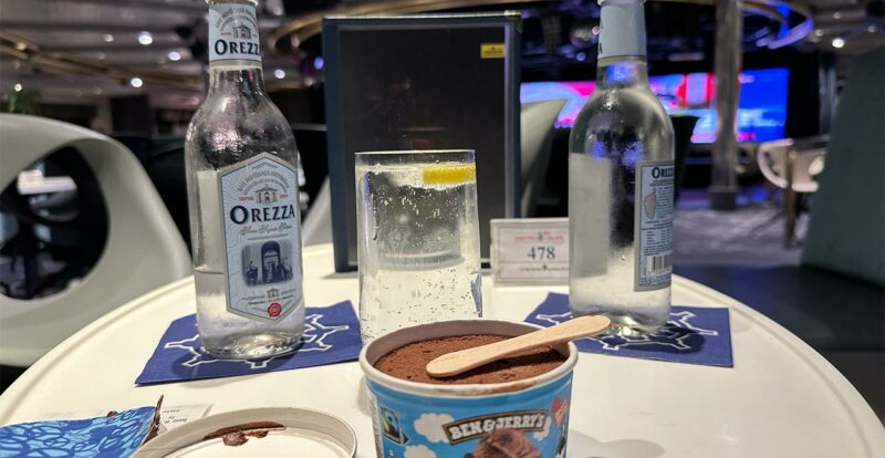 petite glace à bord du Ferry Corsica, dans le salon Lounge