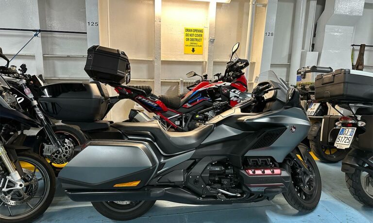 Moto Goldwing dans le garage du bateau entre Savone et Bastia (Corsica Ferries)