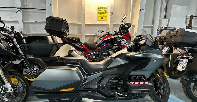Moto Goldwing dans le garage du bateau entre Savone et Bastia (Corsica Ferries)