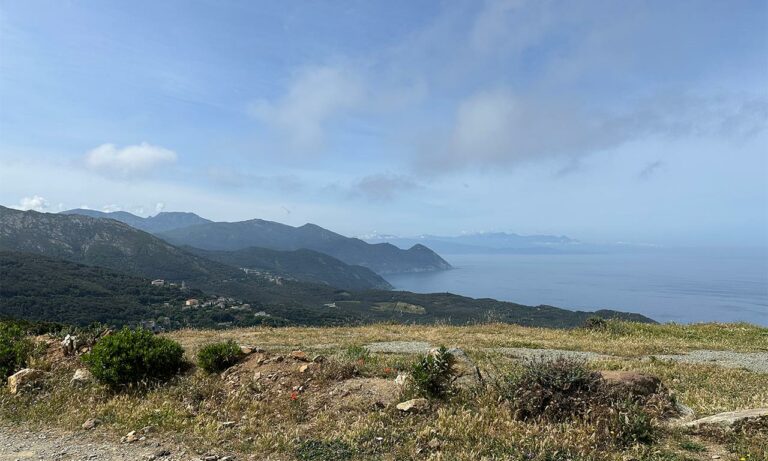 vue vers la mer depuis l'île Corse