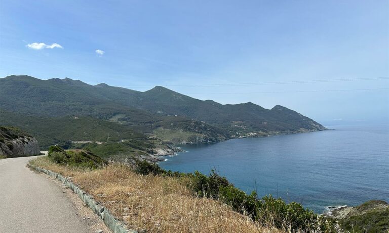 vue vers la mer depuis l'île Corse sous le soleil
