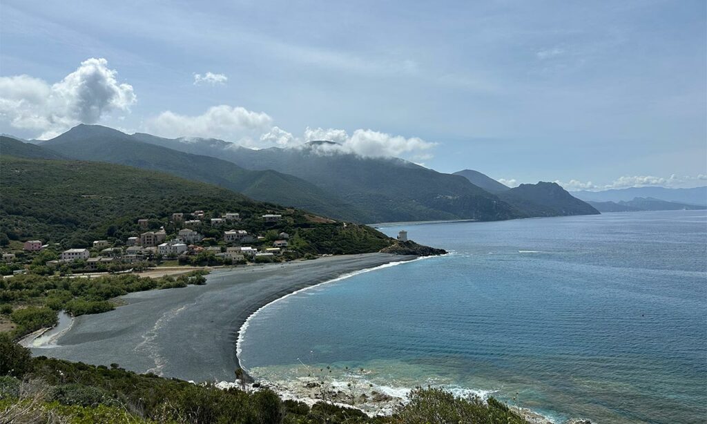 plage de sable noir en Corse