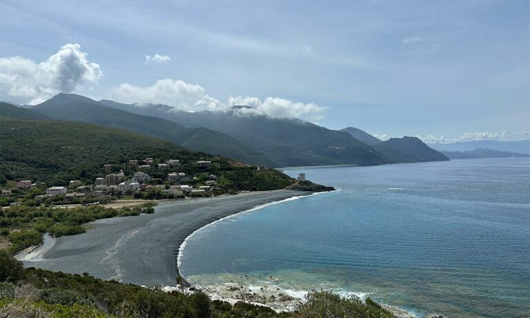 plage de sable noir en Corse