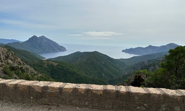 vue mer magnifique depuis les routes montagneuses Corse