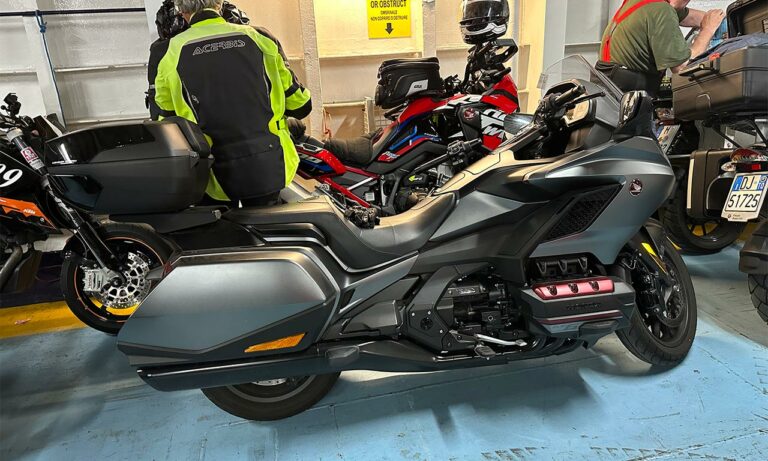 Moto dans le garage du Corsica Ferries
