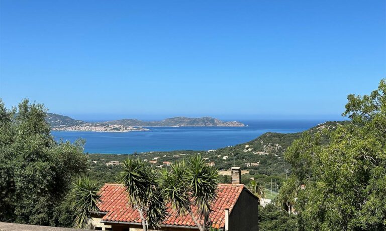 Vue depuis les hauteurs de Lumio