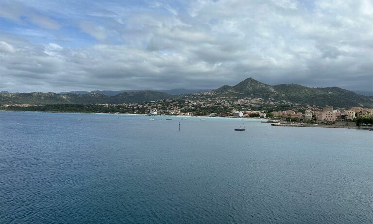 vue du bateau vers la Corse