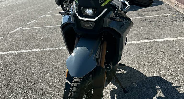 Vue sur l'avant de la CF Moto 450 MT