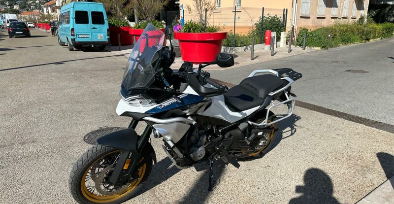 Explore, la MT 800 CF Moto