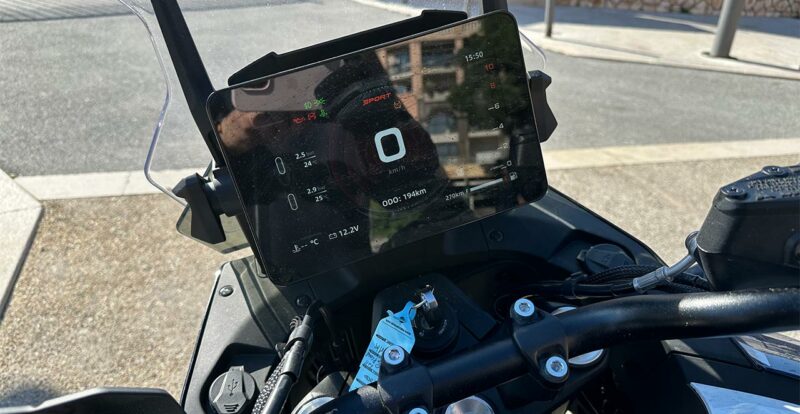 Très grand tableau de bord 8 pouces sur la CF Moto 800 MT Explore