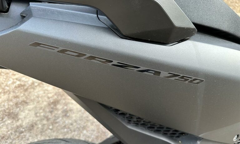 Forza 750 Full Black pour 2025