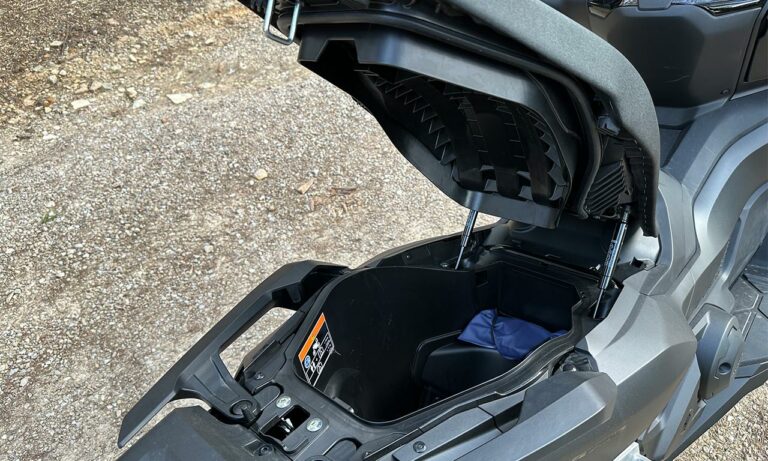 Ouverture du coffre du Forza 750