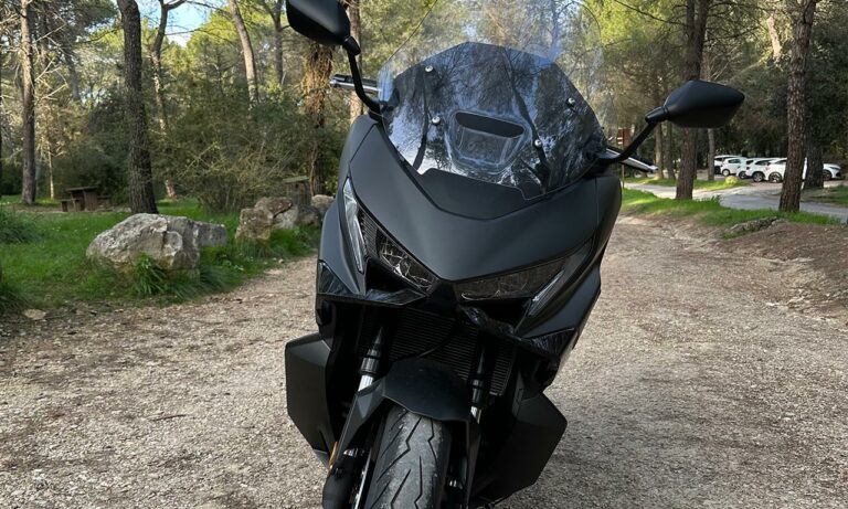 Agressive la face avant du Forza 750