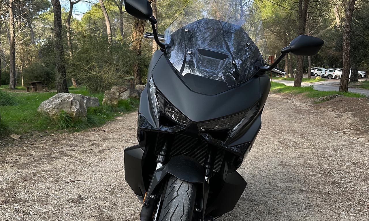 Agressive la face avant du Forza 750