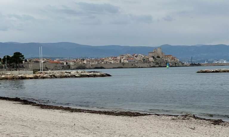 vue sur le vieil antibes depuis le cap