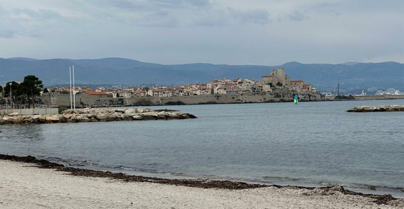 vue sur le vieil antibes depuis le cap