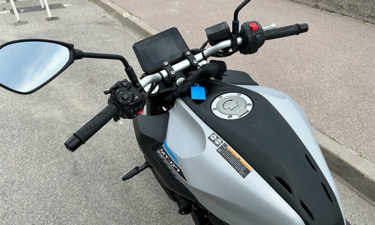 Au guidon de la MT 07 boîte automatique