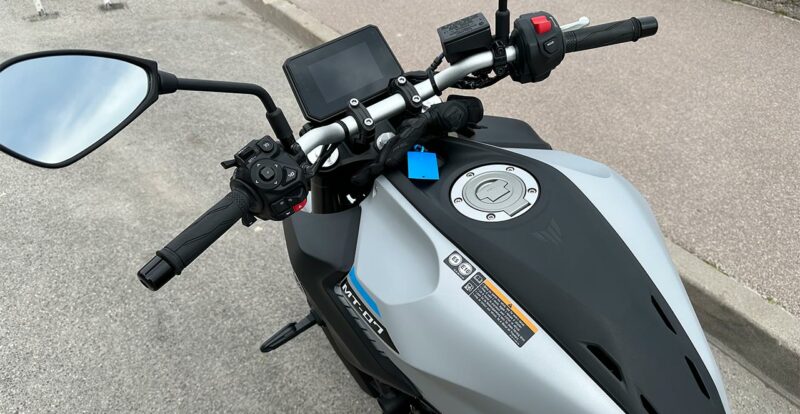 Au guidon de la MT 07 boîte automatique