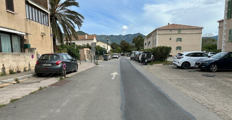 rue de Saint-Florent, derrière la maison des pizzas