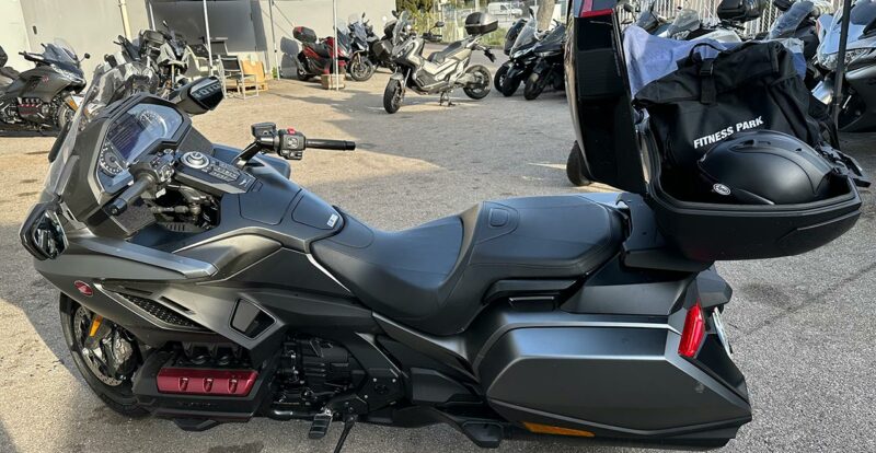 Ma goldwing avec ses pneus moto Michelin Road W GT